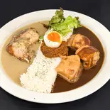 3種あいがけチキンレッグ＆豚角煮カレー（spicy motel）