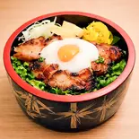 豚バラ肉の味噌漬け温玉丼（やじきたキッチン）