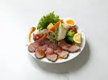 特製ローストビーフと旬野菜の和風ドレッシングでライスBOX（Maison Noir SASAOKA）