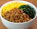 牛そぼろ3色丼（焼肉まつやま）
