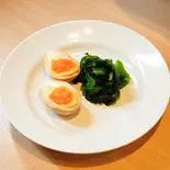 味玉とほうれん草（麺屋はやと）
