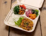 【Bento】ソイミートガパオライスと減農薬野菜6種BOX Soy Meat Gapao Rice Box（ヘルシー野菜とヴィーガンDELIのお弁当【aux DELI】）