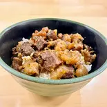 お出し香る牛すじ丼（【濃厚鰹ダシ】天八うどん どんでん）