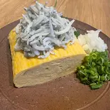 自慢のしらすだし巻き（魚座商店-炉端の魚座-）