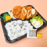 Cセット 粗挽きメンチカツと豚肉野菜巻きと若鶏もも唐揚げ（あげまる）