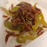 ピーマンと生炊きアミ（おにぎりや ヤソハチ）