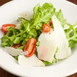 ルッコラとパルメザン、ミニトマトのサラダ Rocket salad with Parmigiano and Cherry Tomato（pescheria三軒茶屋店）