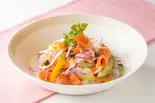 スモークサーモンと野菜のマリネサラダ100g（フロプレステージュ 千葉ペリエ）