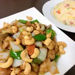 鶏肉カジューナツと五目チャーハンのプレート（餃子太郎）