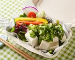 選べるドレッシング豆腐とおくらの10種野菜サラダ（チキンと野菜と玄米。 神田淡路町店）