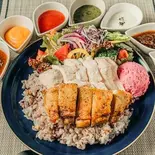 【当店人気No'2】五穀米使用!合い盛キンオーバーライス(グリルしたもも肉と低温調理のむね肉のハーフ&ハーフ)(【糖質制限・高たんぱく】ヘルシーチキンオーバーライス TOKYO CHIKEN LIFE 東京チキンライフ)