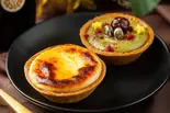 BOMBOMYチーズタルト2種(チーズタルト+ピスタチオ)+選べるカフェドリンク（BOMBOMY）