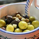 スペイン産オリーブ3種類盛り合わせ（スペインバル ラ・ピカーダ・デ・トレス Spain Bar La Picada de tres）