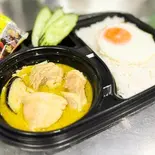 グリーンカレー+ご飯+目玉焼き แกงเขียวหวานไก่+ข้าวสวย+ไข่ดาว(PINTO)
