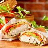 低温調理のしっとりガーリックチキンサンドウィッチ Garlic Chicken Sandwich（ホットサンドとサンドウィッチのお店 サンドウィッチマン）