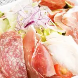 生ハムと自家製鶏ハムのサラダ（ブレッド マチエール）