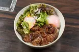 黒毛和牛ツボ漬けカルビ焼肉丼(タレ)（肉とワインくだん）