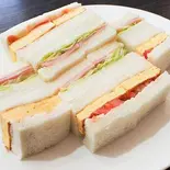 【人気メニュー】厚焼き玉子とロースハムのサンドイッチ(フルサイズ)（珈琲食堂 クモノキレマ）