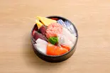 8種の盛り盛り海鮮丼（北海道 炉端 めんめ）