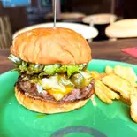 クラシックチーズバーガー【ポテト付きのセット】(THE GRABBER hamburger pub)