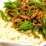 青椒肉絲蓋麵（味府 中華居酒屋）