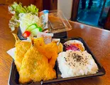 アジフライ弁当(サラダ付き)(焼き鳥屋が作った唐揚げ弁当「かわむー」)
