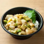 【新商品】ほたてアボカド丼(レギュラーサイズ)（【元祖】でか盛り海鮮問屋 すすきの店）