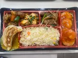 6品目中華弁当(エビチリ):六味便当(干烧虾仁)（四川中華料理 - 東方紅）
