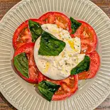 国産ブラータのカプレーゼ（TRATTORIA TAPIRO）