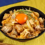”純種”黒烏骨鶏の卵と炙りもも肉の親子丼（とり鉄 広島本通店）