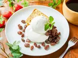 ラム薫るレーズンとたっぷり生クリームシのふわとろフォンケーキ（スイーツカフェ ニューヨーク 神楽坂）