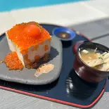 海鮮左舷丼(サーモン&いくら)(寿司 左舷)