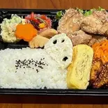 鶏の唐揚げと日替わりおばんざい7品つき弁当（KAWAKENキッチン）