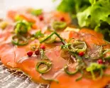炙りサーモンのカルパッチョ Roasted salmon carpaccio（【おうちDE本格イタリアン】La Promessa）