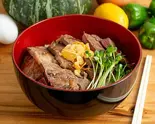 ダブル牛カットステーキ丼 Double Cut Beef Steak Rice Bowl（鉄板焼き屋のステーキ丼）