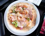 生ハムとフレッシュサラダのピッツァパルマ Pizza Parma with Prosciutto and Fresh Salad（トラットリア アルベロ）