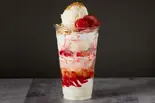 苺ミルクアイスパフェ(600ml)Strawberry Milk Ice Parfait（パフェBar「YORUYORU」 南6条西）