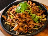 鉄板牛肉のクミン炒め(【餃子×四川料理専門店】餃子麻辣酒場 新橋駅前店)