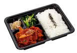 ピリ辛豚肉炒め弁当（吉弁 からあげ＆弁当）
