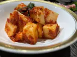 カクテキ Cubed Daikon Kimchi（炭火ホルモン焼肉 金丸）
