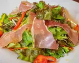 生ハムのサラダ～すりおろしオニオンドレッシング（肉と石窯ピザのイタリアン Pizza cozou ピザコゾウ 横浜関内）