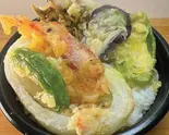 天丼 (★写真とメニューが変更になっています。天ぷら:とり唐、エリンギ、ピーマン、玉ねぎ、茄子、大葉)（【メガ盛り弁当！！】洋食店 エクストラバガンザ 大名店）