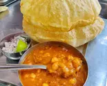 CHOLE BHATURE  ひよこ豆カレーと揚げナーン（ビリヤニ ダバ(BHARATI DARJEELING)）