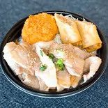 明日気にしない丼(にんにく豚カルビ、カニクリ、春巻)（【腹パン確定の店！】どどん屋）