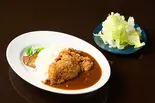 若鶏のチキンカツ20時間欧風ビーフカリーライス レタスのシンプルサラダ付き（シチュー＆カリー 横濱 KAN）