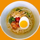 カレーお出汁冷麺(炙りサラダチキンと自家製キムチ)（冷麺とチヂミの店 면면(ミョンミョン)）