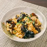 豚バラ玉子きくらげ炒め（黒碗）