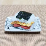 ランチョンミート玉子焼きおにぎり（佐紋亭）