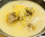 スペアリブとサンサイ東北風煮込み(东北酸菜炖排骨)（宏福楼）