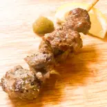人気!ブラックアンガス牛 肩ロース肉の串焼き(トラットリア シェ ラパン)